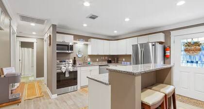 (Poolside Palms) Secluded Home with a private pool