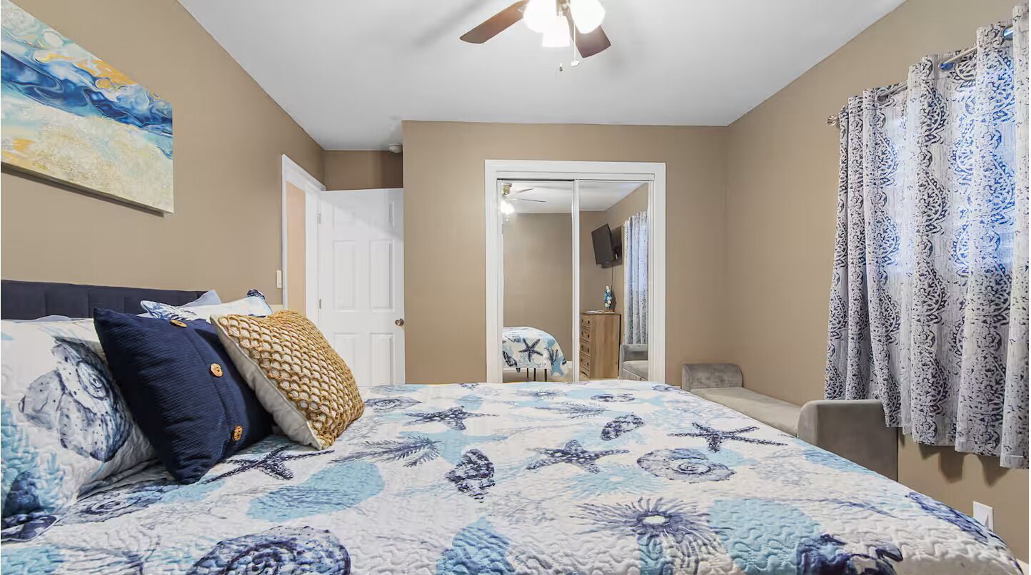 3 室のベッドルーム、デスク、アイロン / アイロン台、旅行用ベビーベッド