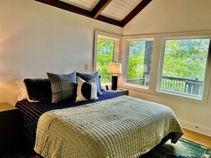 3 bedrooms, desk, iron/ironing board, travel crib