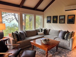 Téléviseur connecté, lecteur de DVD, livres, écran d’ordinateur