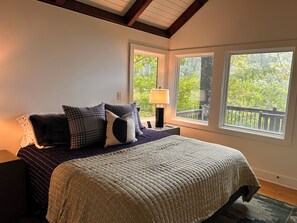 3 chambres, bureau, fer et planche à repasser, lit de bébé portatif