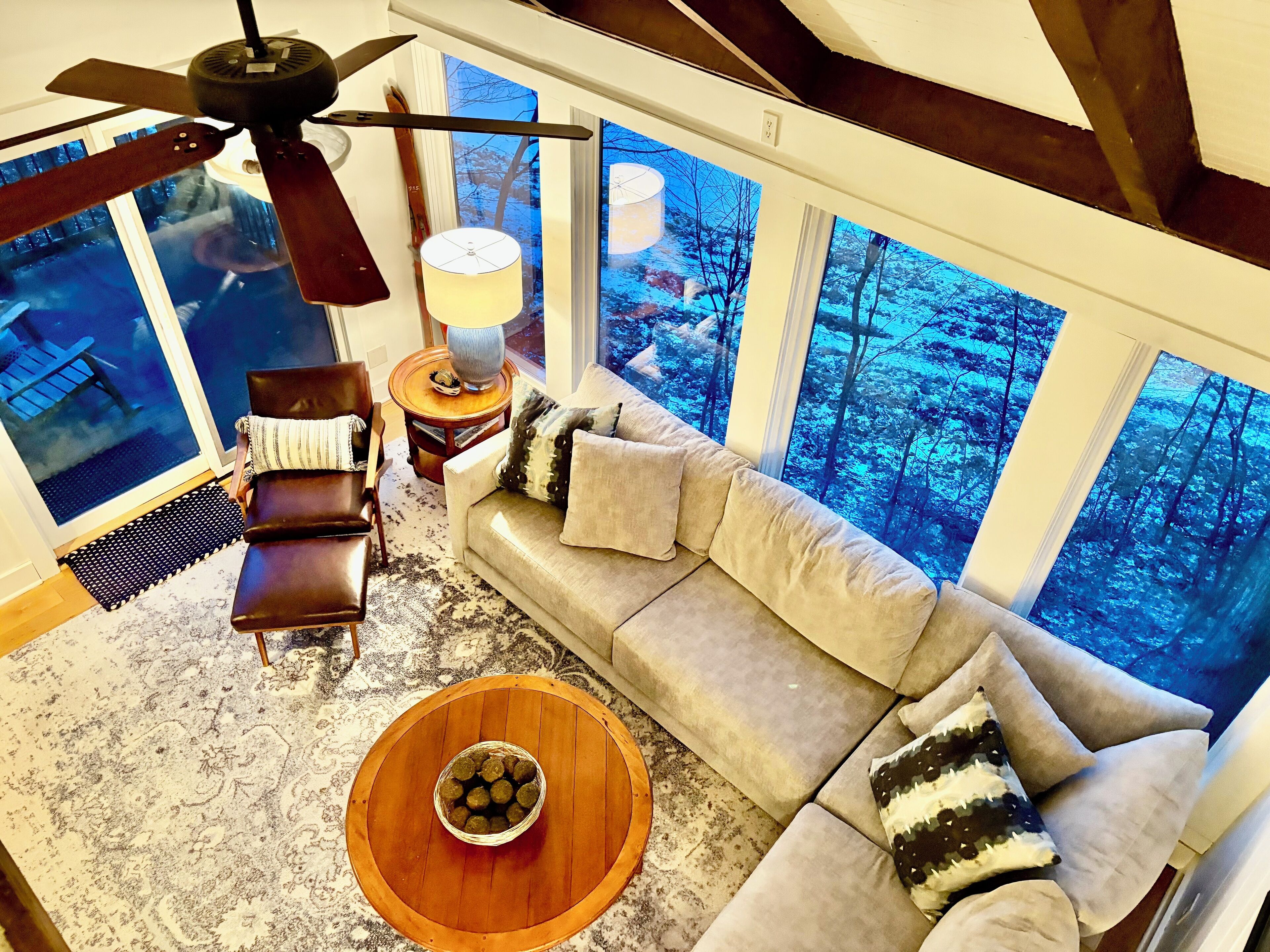 TV connectée, lecteur de DVD, livres, écrans d'ordinateur