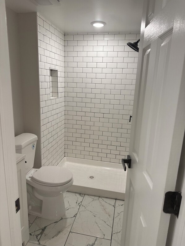 Toallas, jabón, papel de baño 