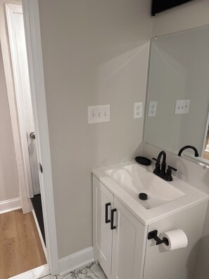 Toallas, jabón, papel de baño 