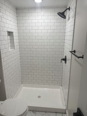 Toallas, jabón, papel de baño 