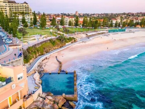 Delightful 3-bedroom apartment in Coogee, barefoot walk to sand.