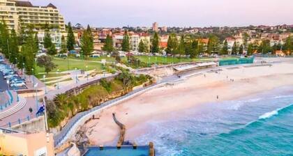 Delightful 3-bedroom apartment in Coogee, barefoot walk to sand.