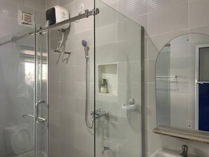 Toallas, jabón, papel de baño 