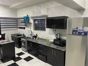Microondas, placa de cocina, lavavajillas