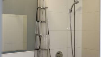 Haartrockner, Handtücher, Seife, Toilettenpapier