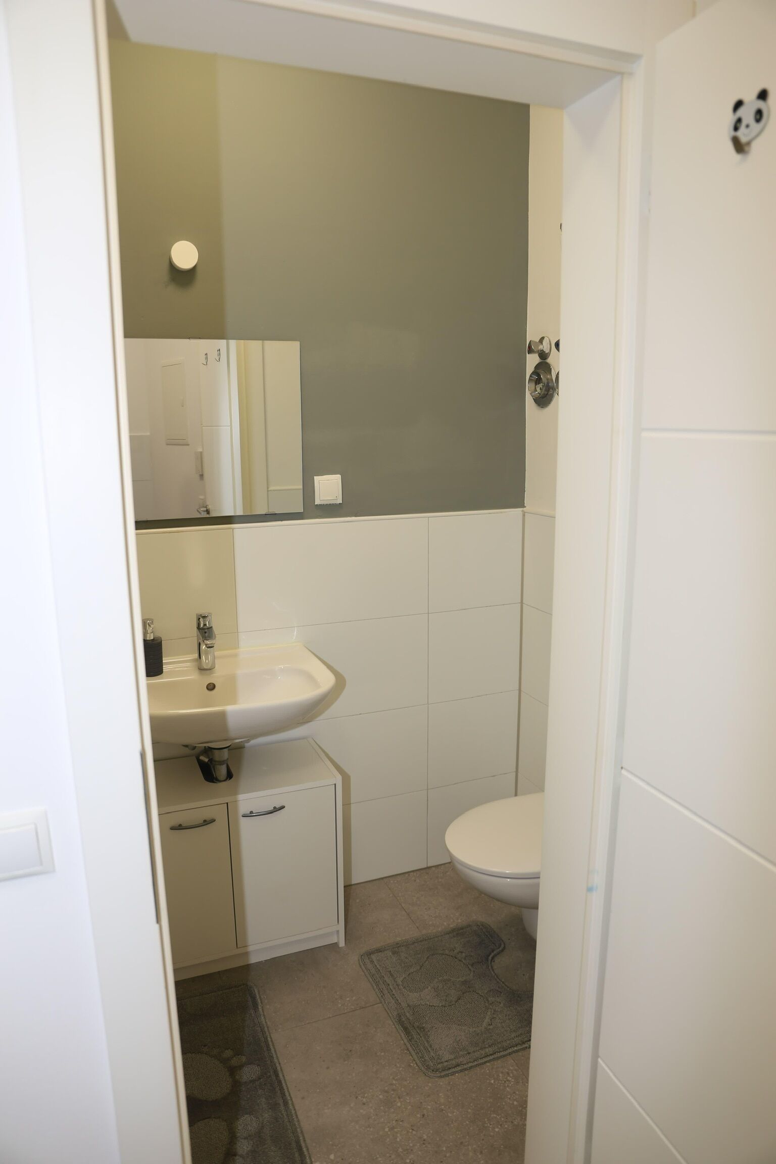 Secadora de cabello, toallas, jabón, papel de baño 