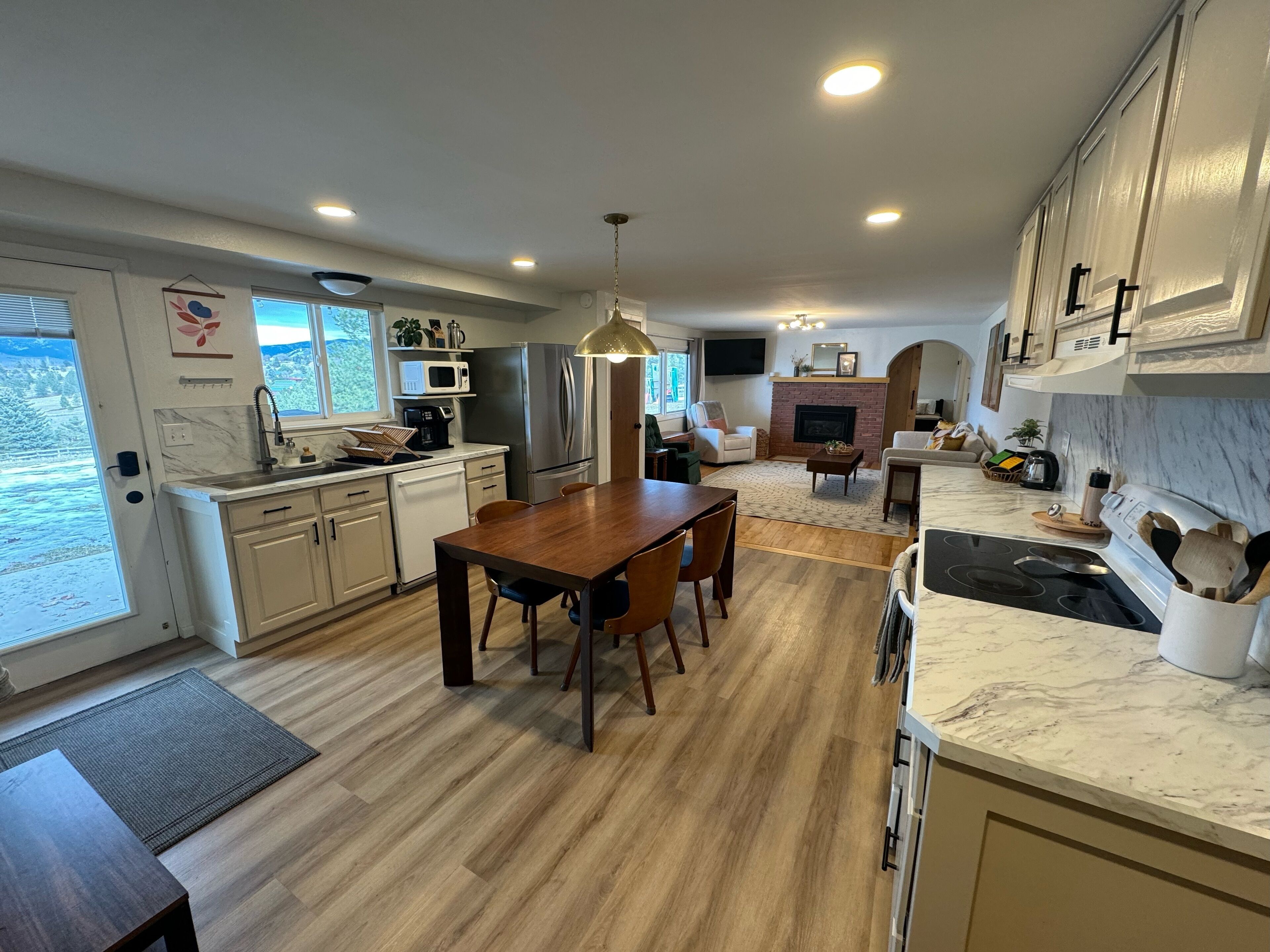 Een koelkast, een magnetron, een oven, een kookplaat