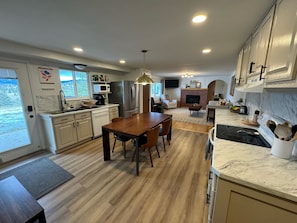 Microondas, horno, parrilla de estufa y lavavajillas