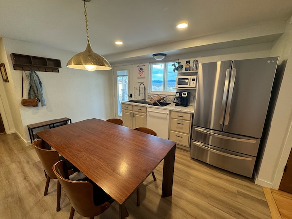 Een microgolfoven, een oven, een kookplaat, een vaatwasser