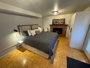 Tabla de planchar con plancha, wifi y ropa de cama