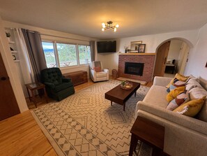 Een televisie en een open haard