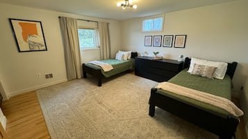 Een strijkplank/strijkijzer, wifi, beddengoed