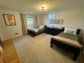 Een strijkplank/strijkijzer, wifi, beddengoed