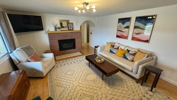 Een televisie en een open haard