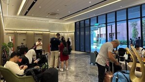 A modern lobby with a marble floor, large windows, and a seating area with people. - Agile Luxury Suite at TRX KLCC (Kuala Lumpur)