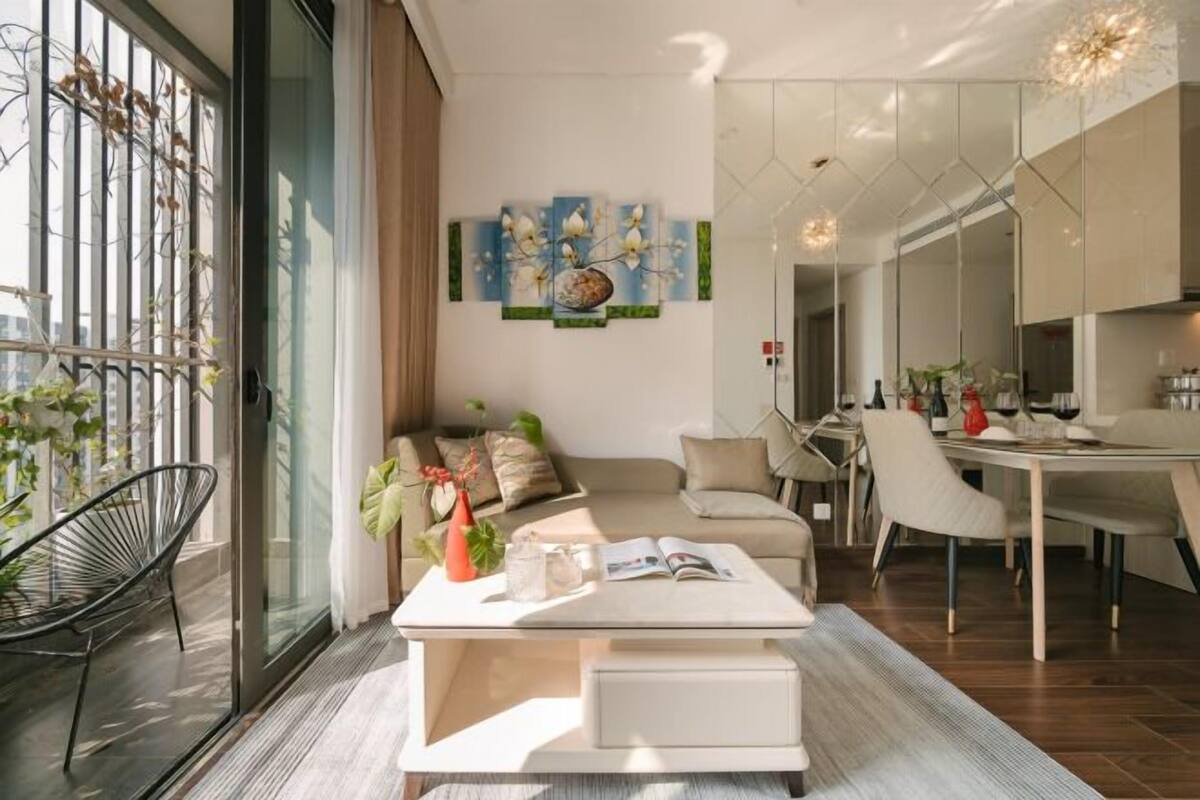 Uma sala de estar moderna com sofá, mesa de centro e área de jantar.