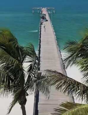 Chaises longues, serviettes de plage