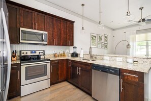 Mikrowelle, Ofen, Herdplatte, Geschirrspüler