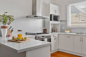 冷蔵庫、電子レンジ、オーブン、コンロ