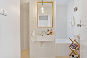 Bathroom - Nellie`s Nest- A Stylish Retreat in Leafy Newstead (Newstead)