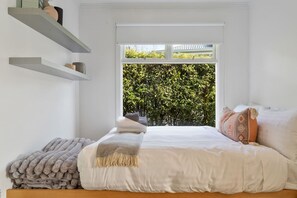 Room - Nellie`s Nest- A Stylish Retreat in Leafy Newstead (Newstead)