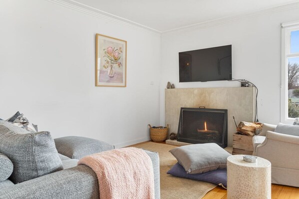 Living area - Nellie`s Nest- A Stylish Retreat in Leafy Newstead (Newstead)