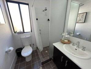 Shower, hair dryer, towels, soap - Cosy White Retreat (Nollamara)