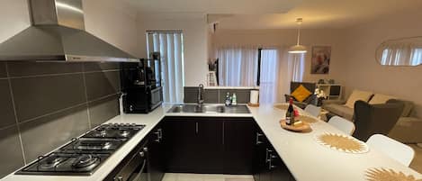 Mikrobølgeovn, ovn, kokeplater og papirhåndklær