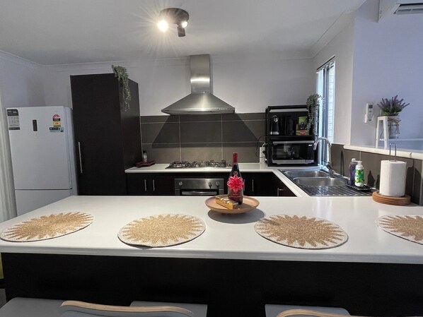 Micro-ondes, four, plaque de cuisson, serviettes en papier