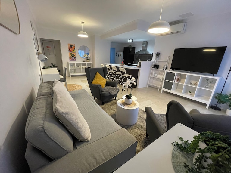Cosy White Retreat - Perth