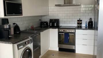 Micro-ondes, four, plaque de cuisson, lave-vaisselle