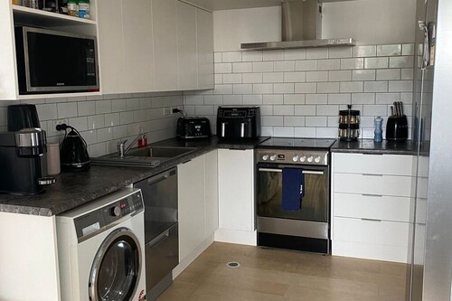 Stylish Wellington Sanctuary with Free Car Parking & WiFi