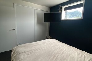 4 habitaciones, tabla de planchar con plancha, wifi y ropa de cama 