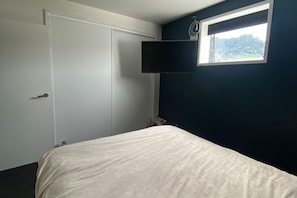 4 habitaciones, tabla de planchar con plancha, wifi y ropa de cama