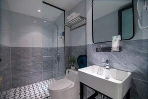 Phòng đơn Deluxe | Phòng tắm | Buồng tắm vòi sen, đồ dùng nhà tắm miễn phí, máy sấy tóc, khăn tắm