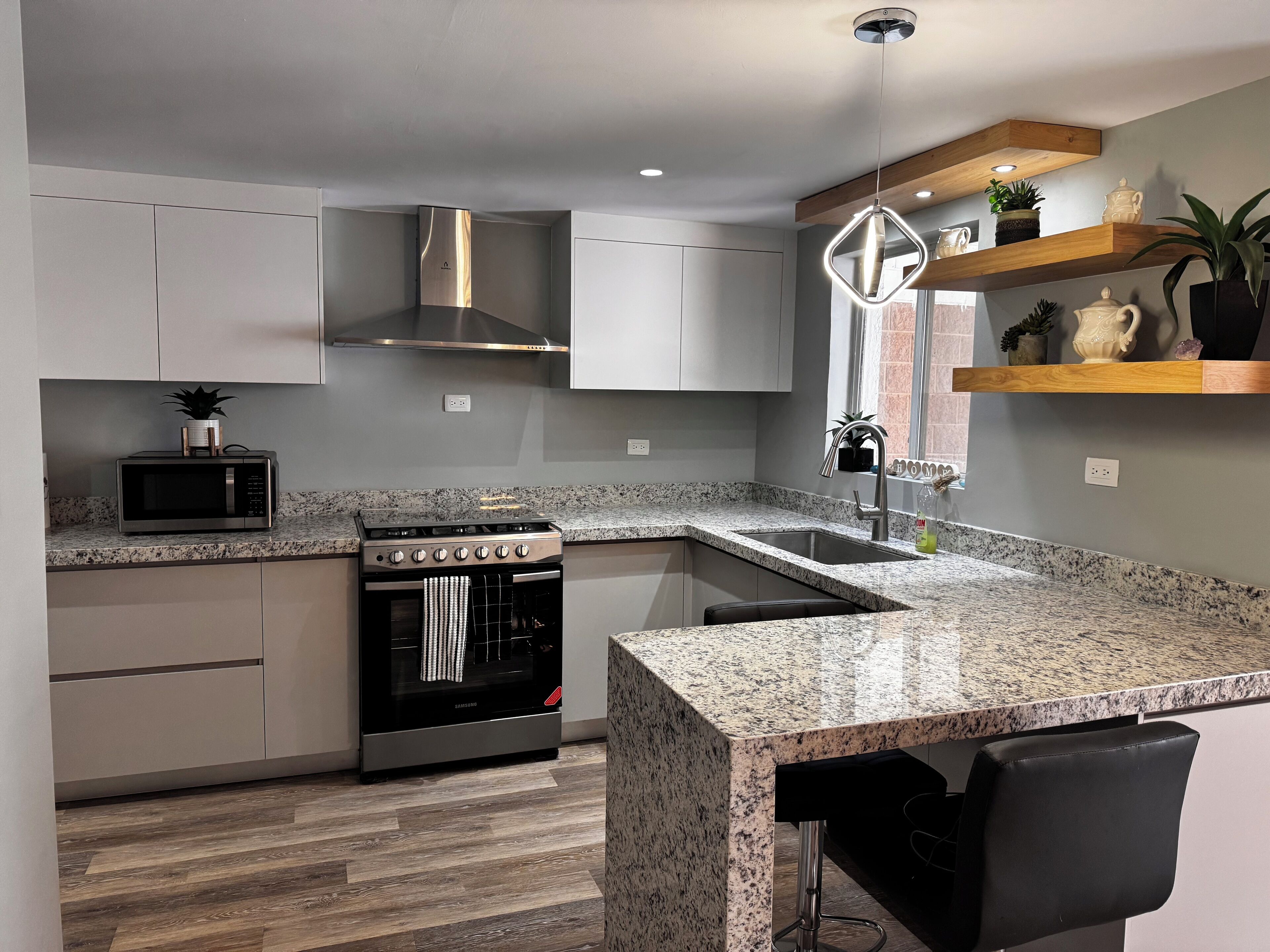 Jääkaappi, mikroaaltouuni, uuni, liesi