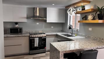 Jääkaappi, mikroaaltouuni, uuni, liesi