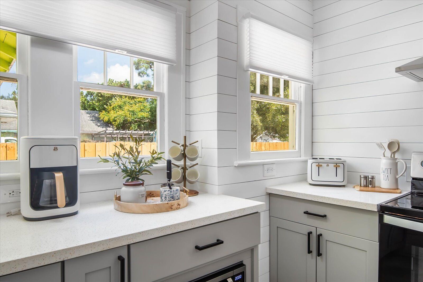 Een koelkast, een magnetron, een oven, een kookplaat