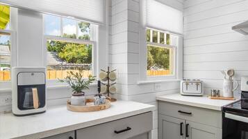 Een koelkast, een magnetron, een oven, een kookplaat