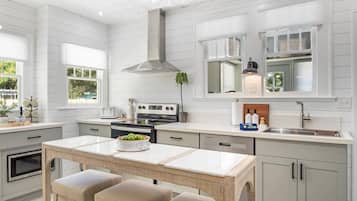 KĂŒhlschrank, Mikrowelle, Ofen, Herdplatte