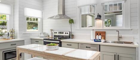 Een koelkast, een microgolfoven, een oven, een kookplaat