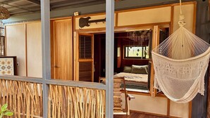 A room with a bed, a hammock, and a view of the outdoors. - Elvis Surf Shack at Casa Akaw: a perfect retreat in a sustainable residence (Playa La Saladita)