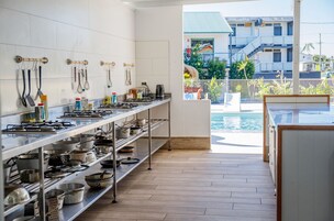 Refrigerador em uma área comum, micro-ondas em uma área comum