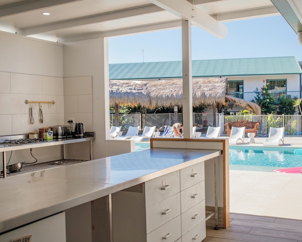 Kjøleskap på fellesområdet og mikrobølgeovn på fellesområdet