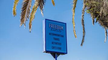 Vista frontal de la propiedad